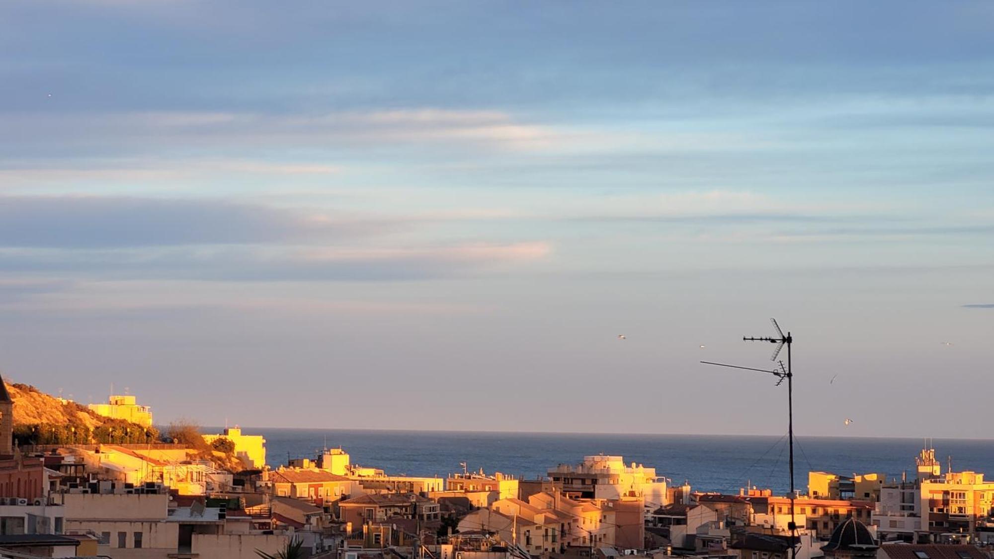 Corazon De Alicante Con Vistas Al Mar Y Al Castillo Exterior foto